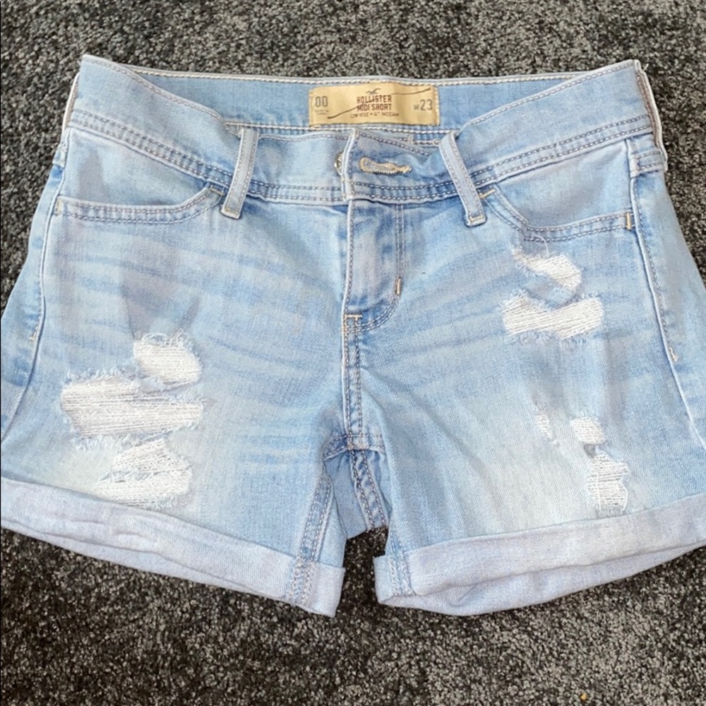 light wash hollister shorts !!